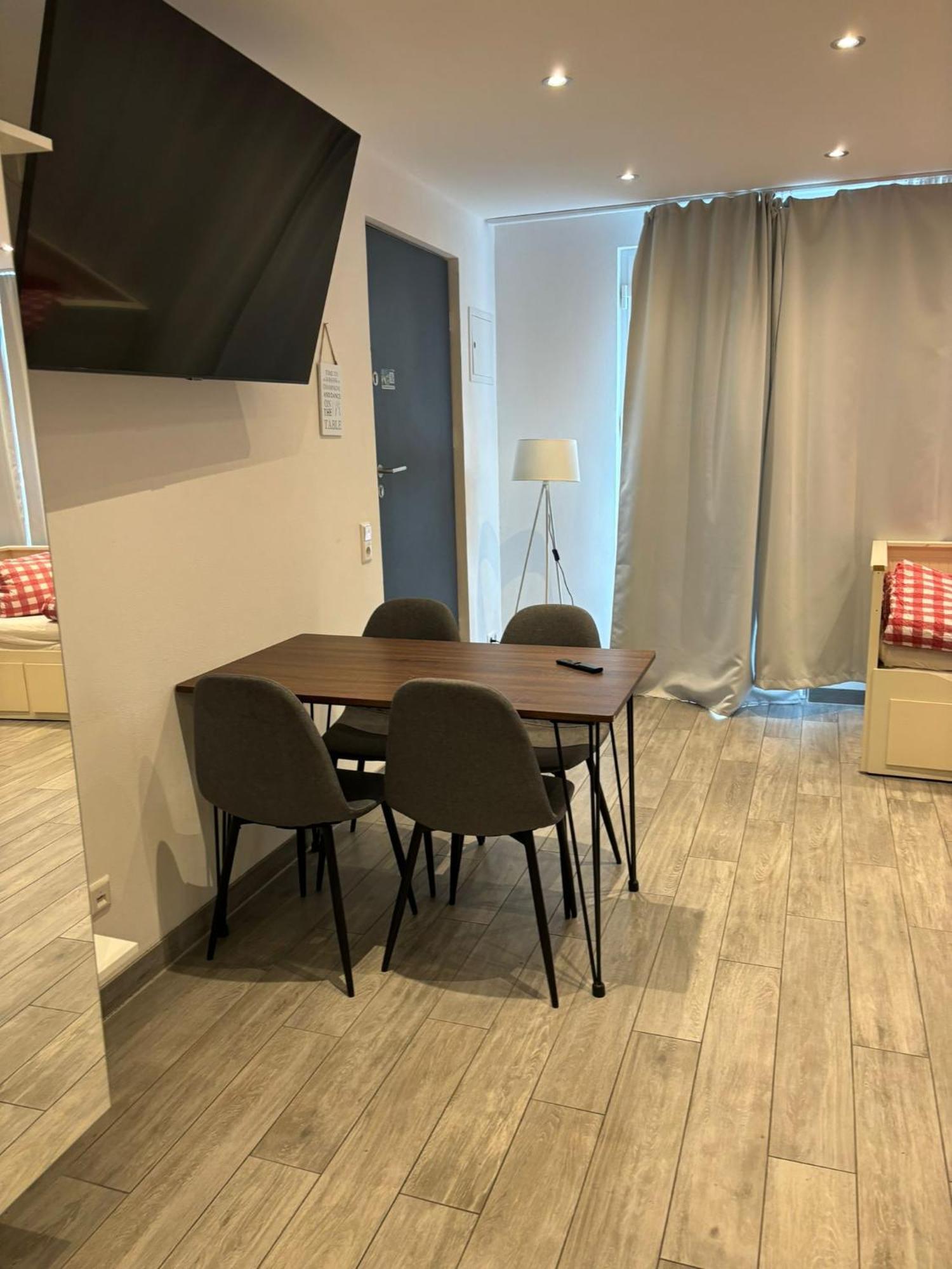 Beutelsbacherstr. 12 B Apartment